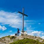Frau mit Hund beim Grießenkar-Gipfelkreuz Wagrain